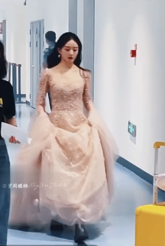 晚會臺下的趙麗穎 專心看節目的穎寶好美