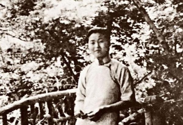 她吞下絕密檔案後遭敵人剖腹，臨危託孤，53年後丈夫和兒女又相聚