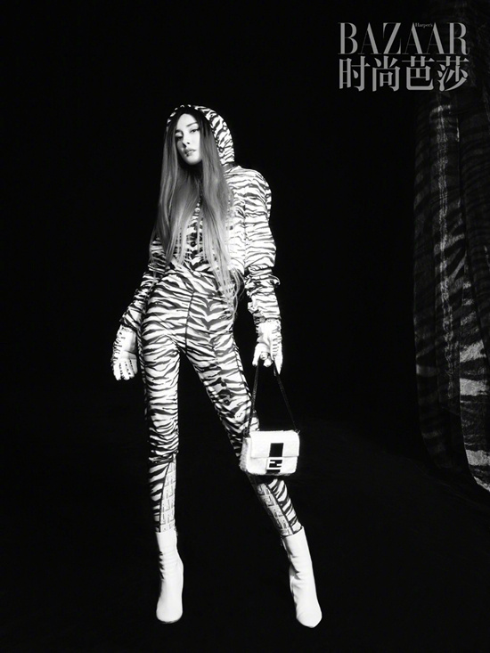 楊冪登封狂野來襲！黑白空間展多彩“虎女”魅力
