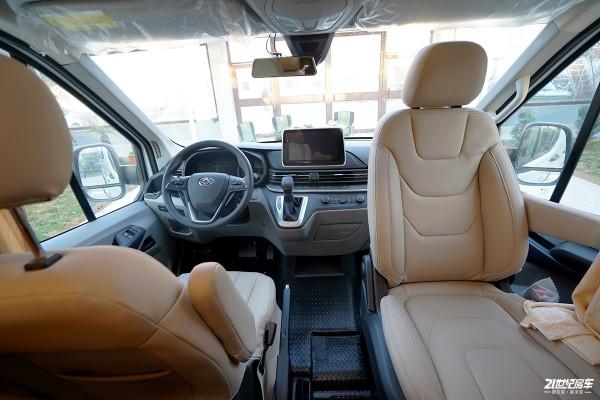 48V電路+實木傢俱板材，車裡還自帶茶具，魯道爾兩款車型可以選擇