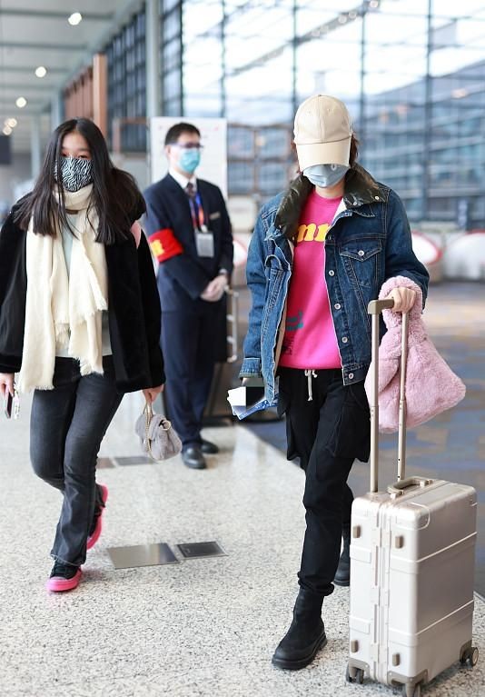馬伊琍機場首秀輸給女兒!母女走機場,愛馬穿皮草比媽媽更像明星 馬伊琍機場首秀輸給女兒!母女走機場,愛馬穿皮草比媽媽更像明星