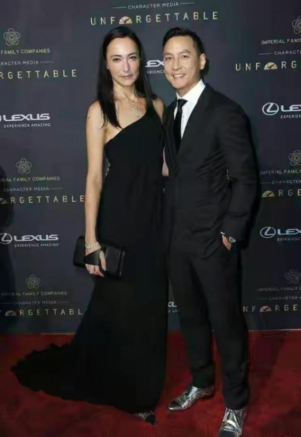 吳彥祖在國外威風了！穿大褂戴胸花坐敞篷內巡街，太像古代狀元郎