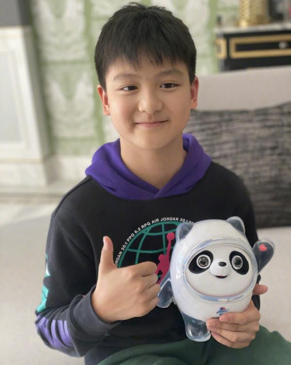 田亮10歲兒子抱冰墩墩合影，鼻子肉肉的真有福相，和爸爸越長越像