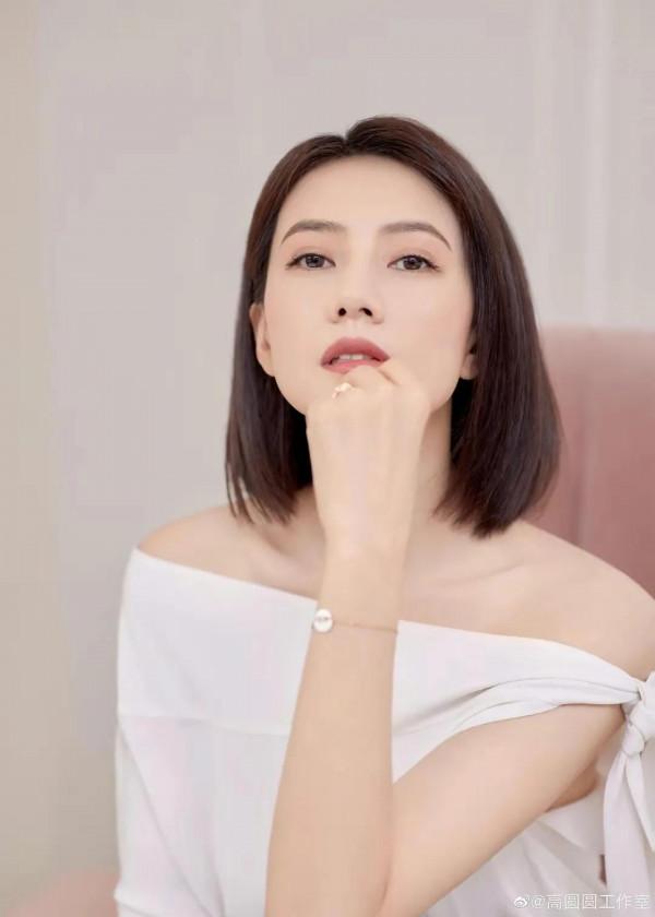 滿目春光桃李綻，詩音雅苑韻弦逍