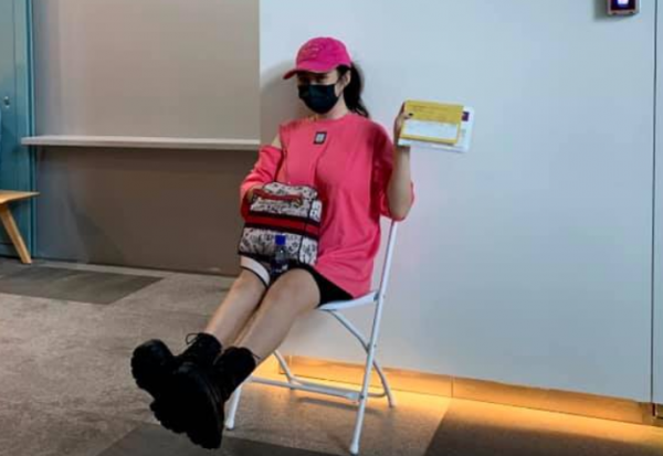 50歲女星腸爆裂送ICU！住院12天恢復意識，曾流產10次兒子患重病