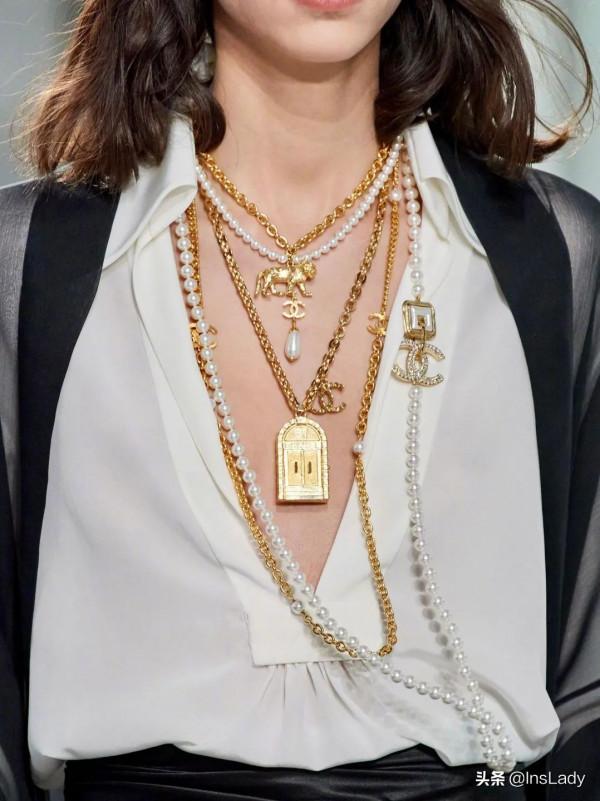 我的社恐女同事，一到年會就變名媛了？