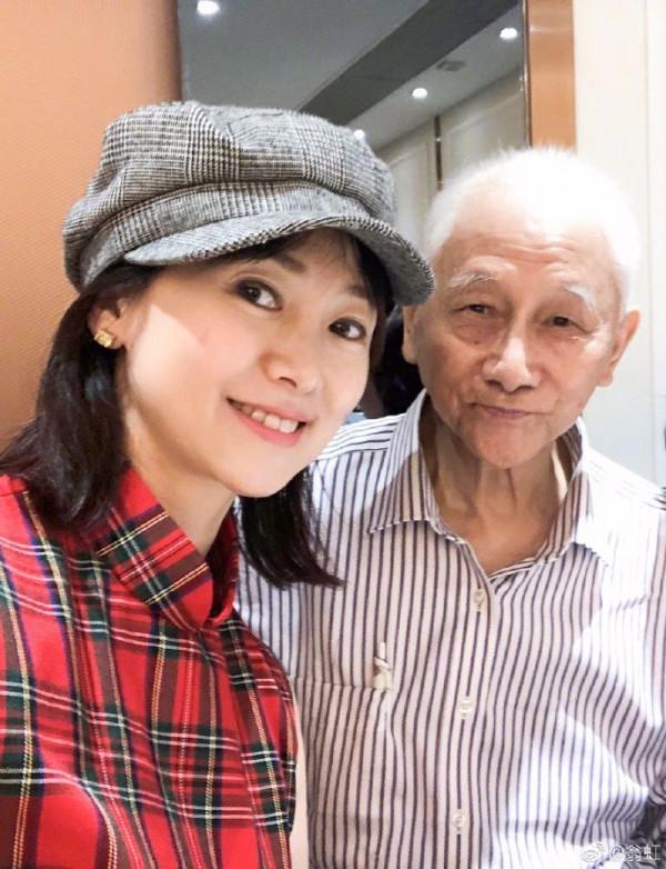 51歲翁虹保養還宛如少女，氣質不減當年，不扮嫩很真實