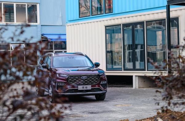 福特領裕採用三排式座椅佈局,定位在中大型領域,搭載雙聯屏 福特領裕採用三排式座椅佈局,定位在中大型領域,搭載雙聯屏