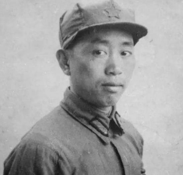 1955年授銜，林彪對劉亞樓的軍銜感到不滿，為他出頭建議授予大將