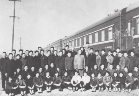 58年毛主席在專列上不慎摔倒後,笑著對王愛梅:我保證,絕對保密 58年毛主席在專列上不慎摔倒後,笑著對王愛梅:我保證,絕對保密