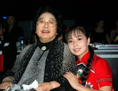 從央視的破例，到半夜“抱怨帶娃”，午夜夢迴時王二妮有後悔嗎？