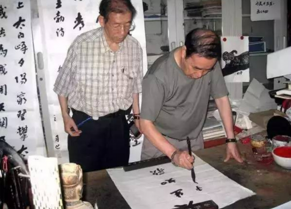 文學作家賈平凹當年娶妻時，母親要求不瞎就行，其中心酸無人體會