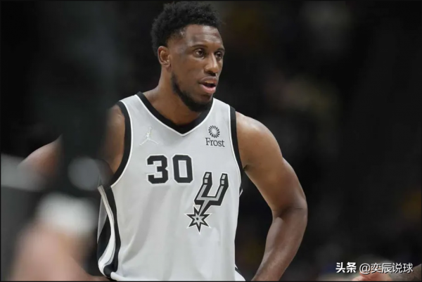 楊巨俠的言論觸怒波波維奇，坐穿馬刺板凳席，被交易只是時間問題