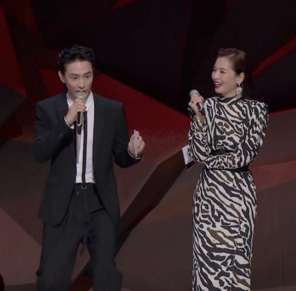 劉濤真給70後長臉！虎紋裙配大紅唇驚豔動人，把哥哥的風頭都搶了