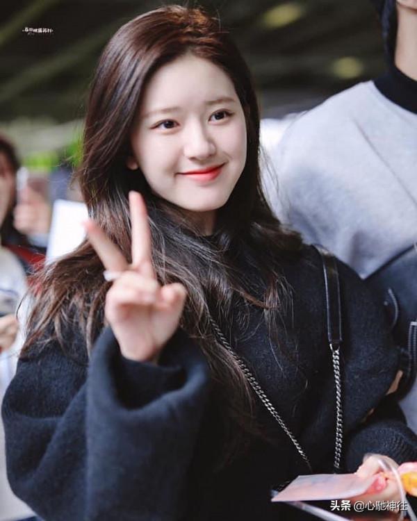 甜系女孩趙露思身穿黑色毛衣，慵懶風滿滿，溫柔可人