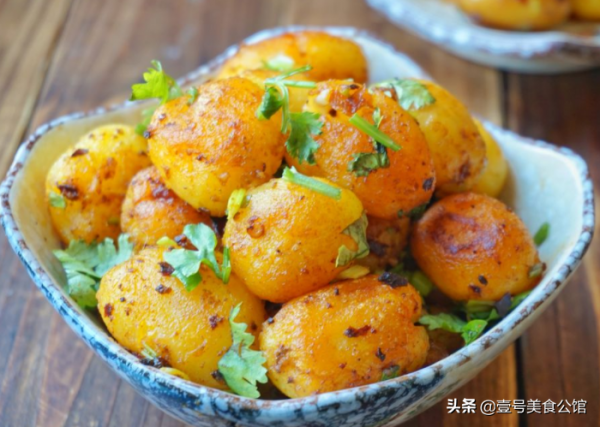 孜然風味的香辣小土豆，鮮辣又解饞，美味又好吃，家人愛吃的美食