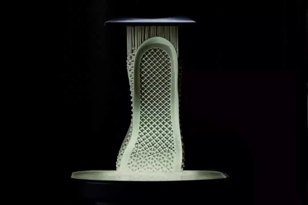 中底鏤空的4D列印跑鞋,真的能用來跑步嗎? 中底鏤空的4D列印跑鞋,真的能用來跑步嗎?