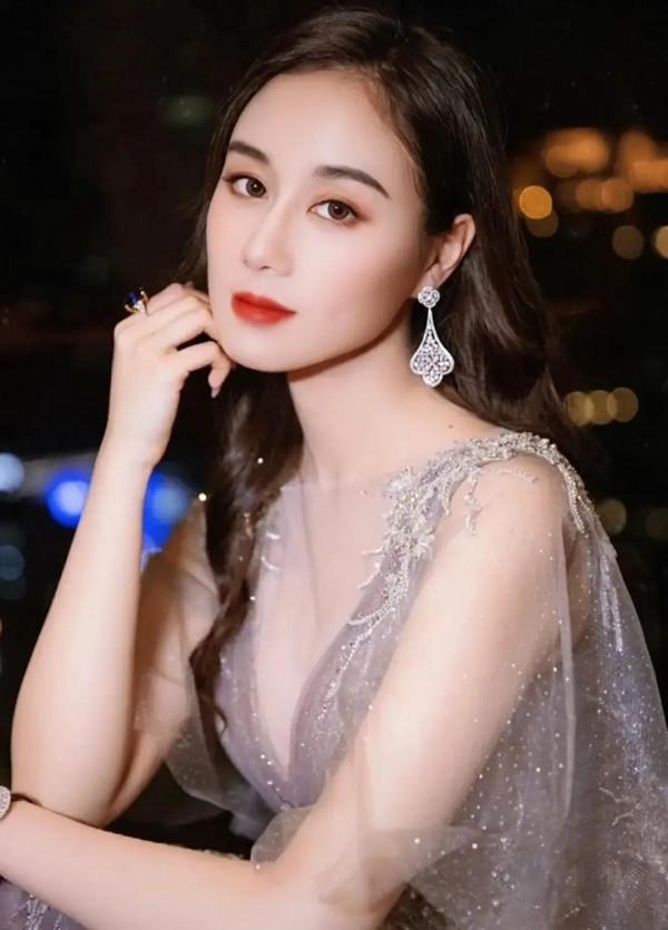 賭王最小女兒亮相，和奚夢瑤同框不怯場，清華學霸還是高顏值的