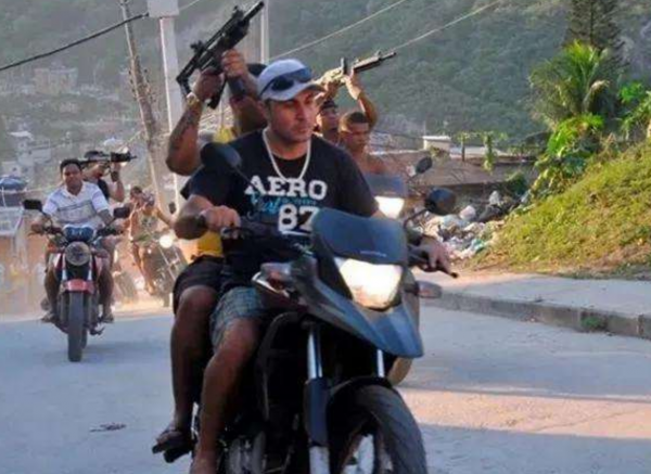 魔幻巴西！黑幫比政府更注重防疫工作，給貧民窟送食物和醫療物資