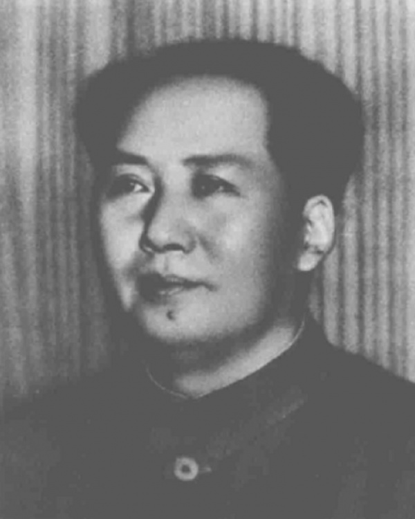 毛主席新畫像掛上天安門後，北京市民提出意見：為何只有一隻耳朵