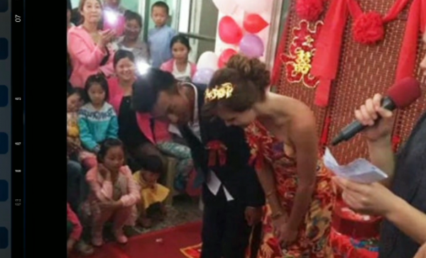 6年前,90後四川小夥楊灘,娶了80後英國女歌手,後來過得好嗎? 6年前,90後四川小夥楊灘,娶了80後英國女歌手,後來過得好嗎?