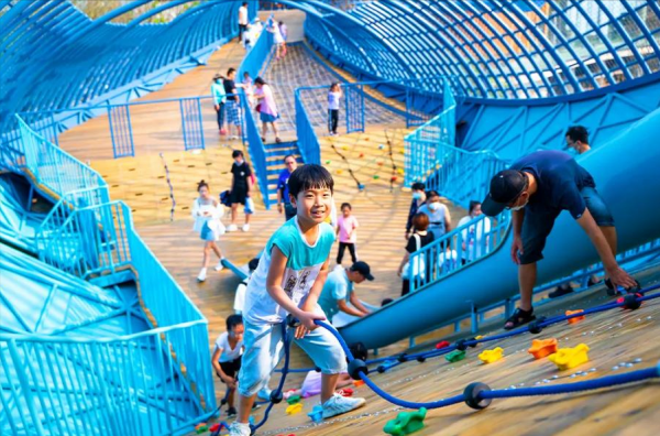 你家小區兒童場地只有沙坑和滑梯？看看別人家的，有趣又益智