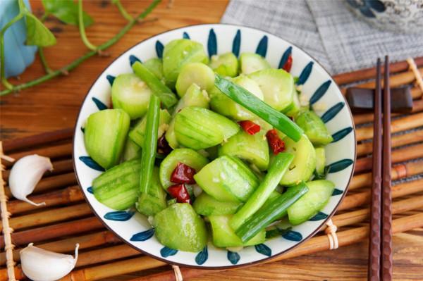 炒絲瓜發黑,記得下鍋前“加一步”,絲瓜碧綠鮮嫩,不費油還好吃 炒絲瓜發黑,記得下鍋前“加一步”,絲瓜碧綠鮮嫩,不費油還好吃