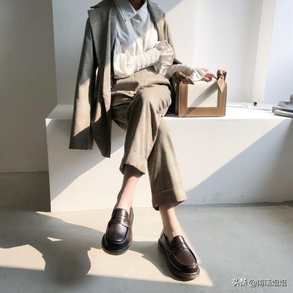 怪不得時尚精都不穿小白鞋了，今年“布洛克鞋”火了，舒適還高階