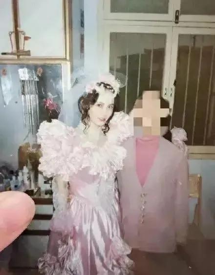 &OpenCurlyDoubleQuote;媽，你當初是怎麼看上我爸的？&rdquo;網友曬父母結婚照，讓人笑劈了