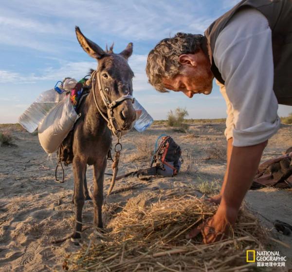 他從非洲走路到中國，15雙鞋報廢