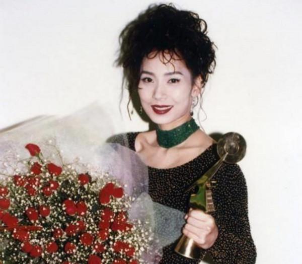 能夠將前半生和後半生都過得如此輝煌璀璨的，大概也就鄺美雲了吧