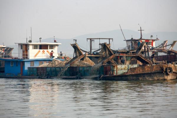 九江&OpenCurlyDoubleQuote;黑道教父&rdquo;的百億帝國：壟斷鄱陽湖採砂，為洗白一邊做&OpenCurlyDoubleQuote;大哥&rdquo;一邊做慈善，出事後捐建的學校摳掉名字