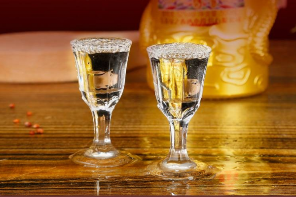 白酒待遇差別大，五糧液“再現”金雞電影節，這些好酒卻冷落一旁