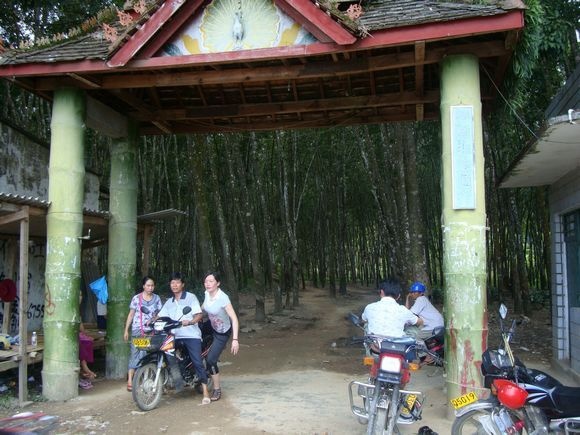 天堂和地獄的小勐拉，眾多夢想家折翼的地方，可是卻不值得可憐