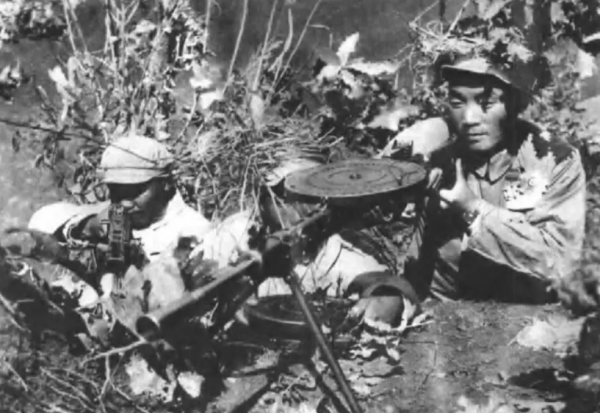 美軍對著志願軍陣地撒尿，一戰士不顧禁令開了一槍，立下一等功