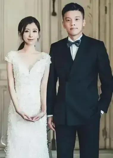 男足的媳婦們