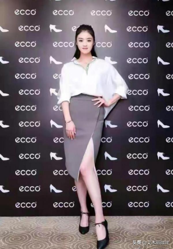 女人儘量別上衣塞褲腰，學學蔣欣這樣穿，出門賺足回頭率