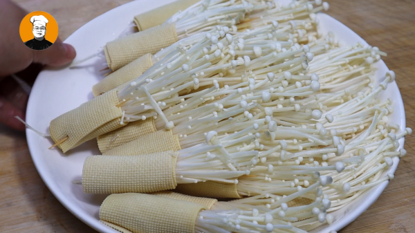 金針菇好吃又簡單的做法，捲上豆腐皮一起煎，下酒又下飯