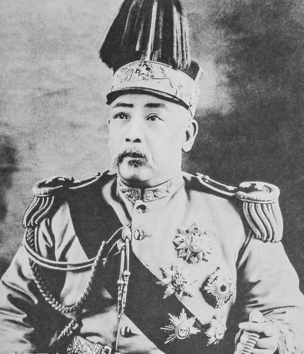 王陵基被俘後大罵蔣介石，杜聿明獄中給他刮鬍子，獲特赦時已81歲