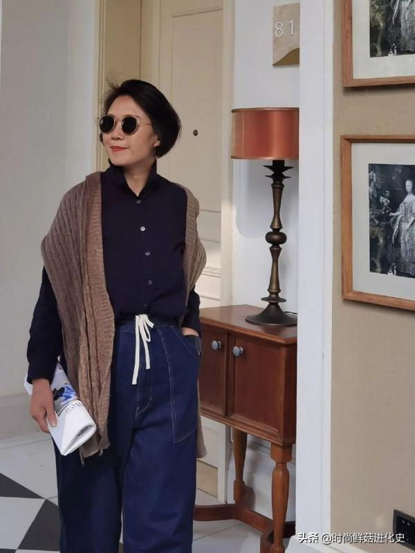 入秋了，60多歲的女人該怎麼穿？“棉麻褲配平底鞋”，時髦顯氣質