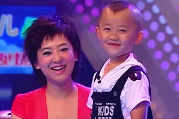 4歲出道5歲飾演馬伊俐兒子走紅,為了長高打激素,23歲像10歲小孩 4歲出道5歲飾演馬伊俐兒子走紅,為了長高打激素,23歲像10歲小孩