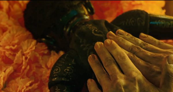 女歌星懷抱洋娃娃割腕自殺，最新越南恐怖電影，很有創意