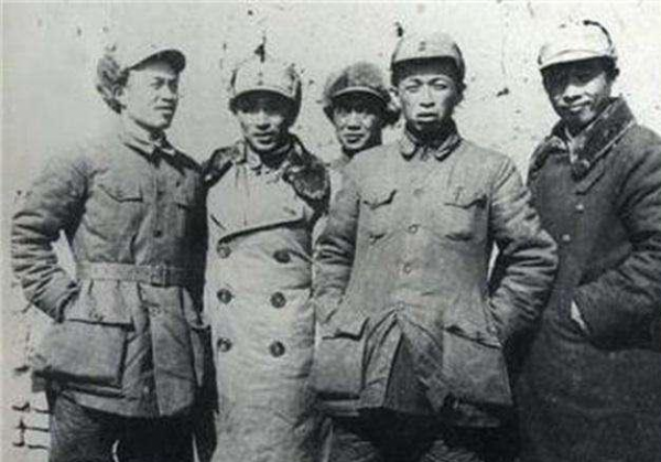 抗戰勝利，皮定均揮師南下，不知來歷的年輕人緊跟，皮有些危難了