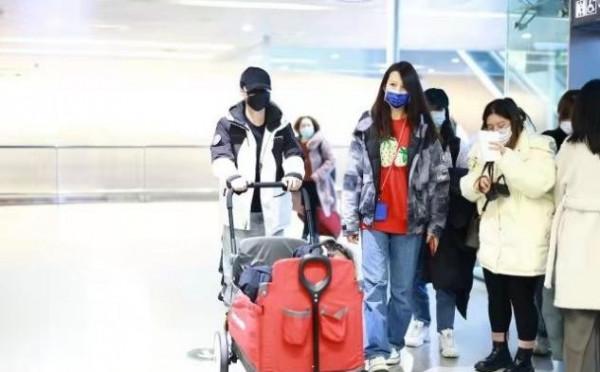 蔡少芬一家四口走機場,嬰兒床推車超奢華,兒子炸毛頭髮超可愛 蔡少芬一家四口走機場,嬰兒床推車超奢華,兒子炸毛頭髮超可愛