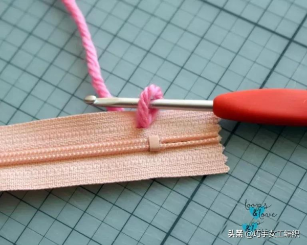 舊衣褲的拉鍊剪下來後，用鉤針戳一圈就有無數的收納