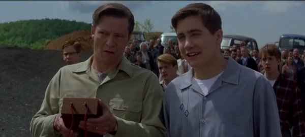 一個高中男孩，透過造火箭獲得獎學金，入大學並走出小鎮的故事