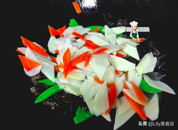 秋天,幾樣素菜一起炒,不放肉也很香,清香脆嫩,秋天吃它特營養 秋天,幾樣素菜一起炒,不放肉也很香,清香脆嫩,秋天吃它特營養