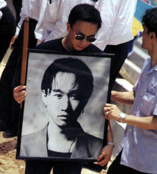 1993年黃家駒去世，在靈堂上痛哭的前女友林楚麒，為何遭到驅趕？