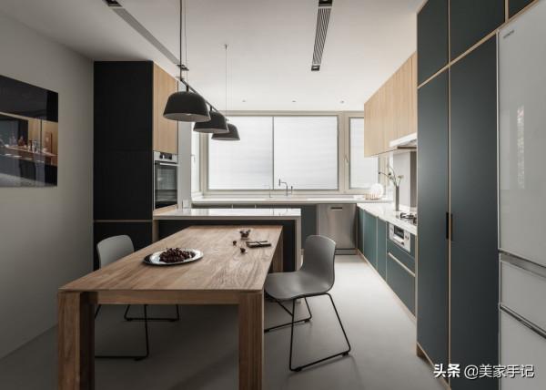 再買房,我一定學她家堅持沙發不靠牆,往前挪40公分,太有遠見了 再買房,我一定學她家堅持沙發不靠牆,往前挪40公分,太有遠見了