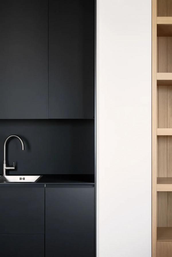 世界的好室 | 全屋定製隱形門櫃，木色配黑白溫馨又整潔